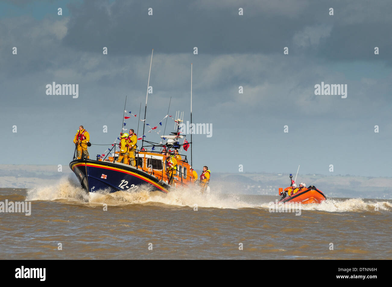 Dungeness, Kent, Regno Unito. Il 21 febbraio 2014. La nuova imbarcazione di salvataggio di Shannon arriva mettendo su una spettacolare esibizione di potenza e manovrabilità. Credito: David Burr/Alamy Live News Foto Stock