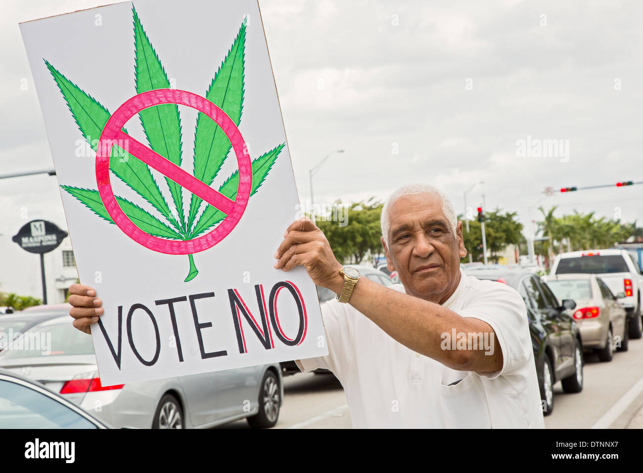 Miami, Florida - esiliati cubani, membri del partito di tè, opporsi alla legalizzazione della marijuana medica. Foto Stock