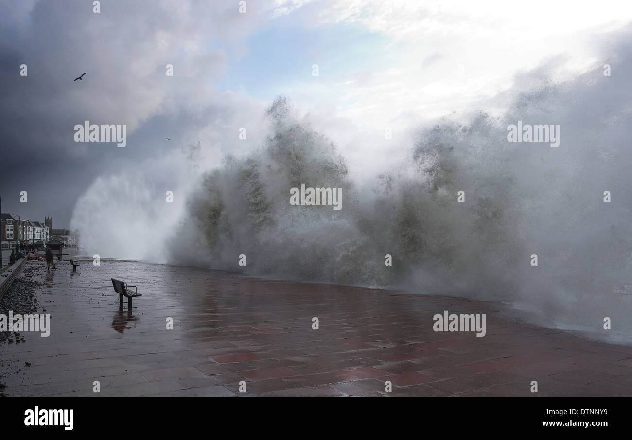 Onde gigantesche sulla passeggiata di Penzance Foto Stock