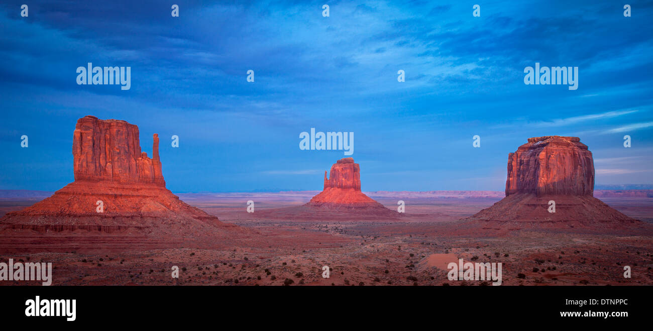 Gli ultimi raggi di sole serale su Mittens della Monument Valley Navajo Tribal Park, Arizona, Stati Uniti d'America Foto Stock