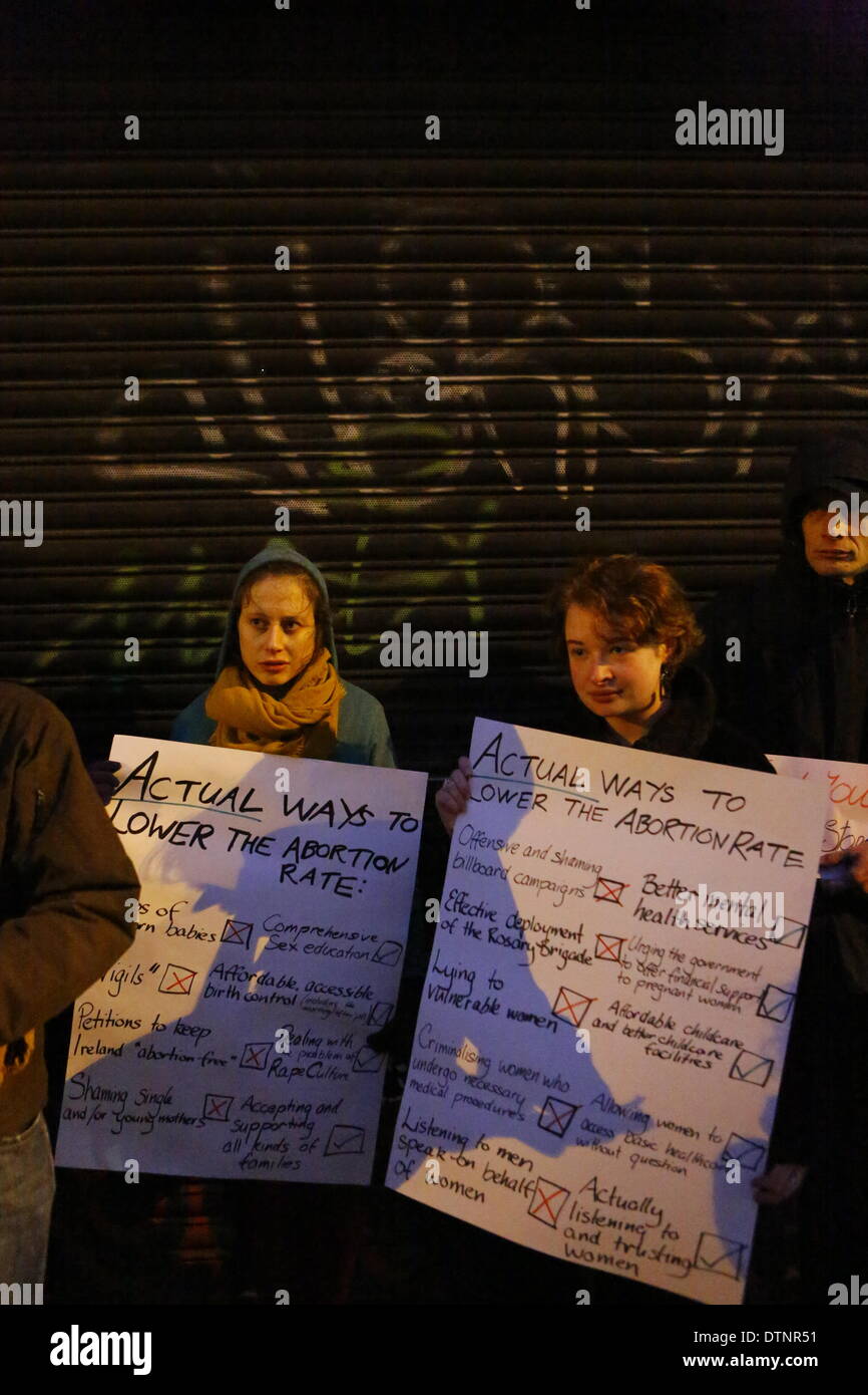 Dublino, Irlanda. Il 21 febbraio 2014. Manifestanti stand al di fuori del pro-vita ufficio di consulenza. Il pro irlandese-scelta gli attivisti hanno protestato al di fuori degli uffici di consulenza del Buon Consiglio Network Irlanda a Dublino. Gli uffici sono situati direttamente accanto a Marie Stopes centro che fornisce pro choice gravidanza servizi di consulenza. Credito: Michael Debets/Alamy Live News Foto Stock