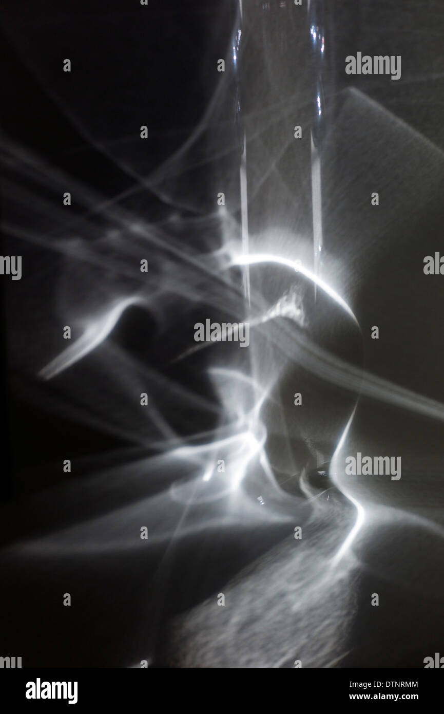 Vista astratta di diffrangere la luce del sole in una vasca di porcellana Foto Stock