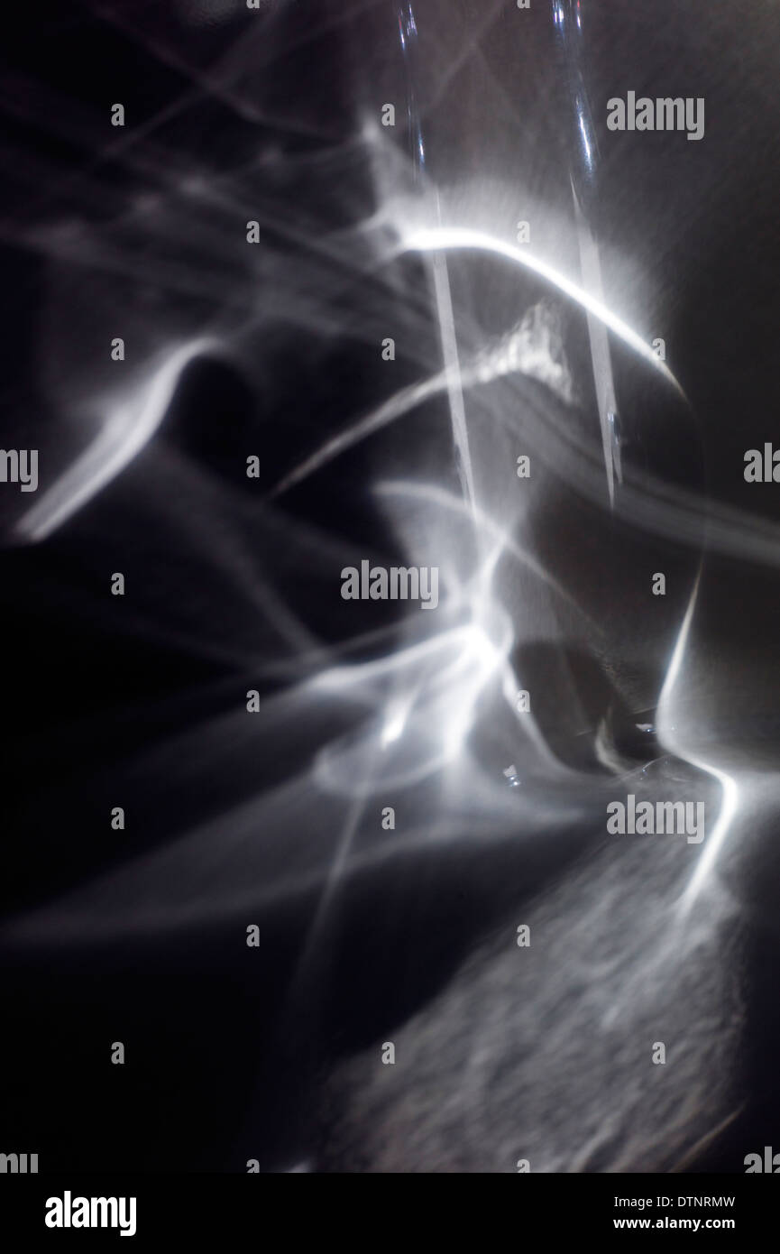 Vista astratta di diffrangere la luce del sole in una vasca di porcellana Foto Stock