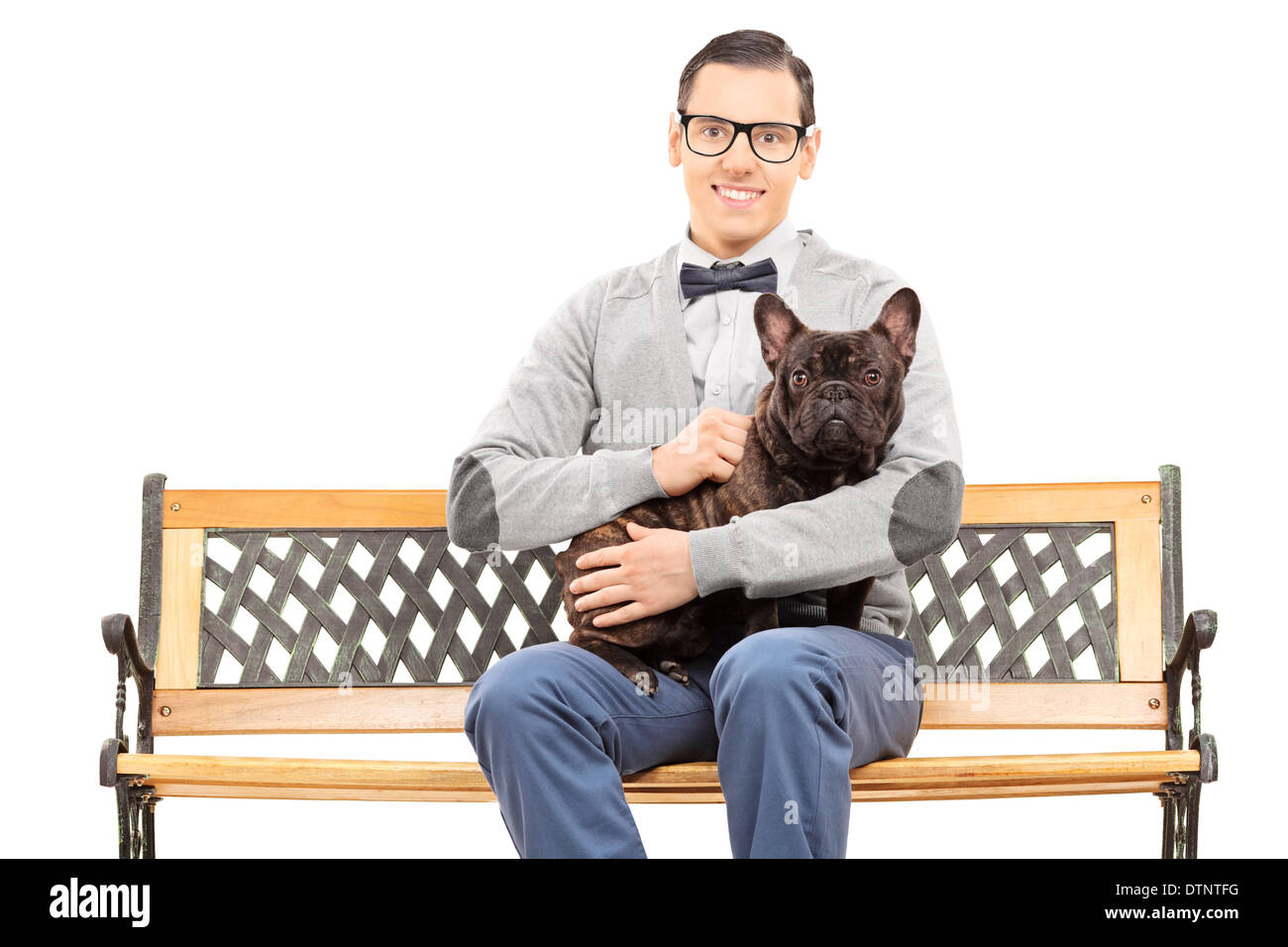 Giovane uomo seduto su un banco di lavoro con il suo cane Foto Stock