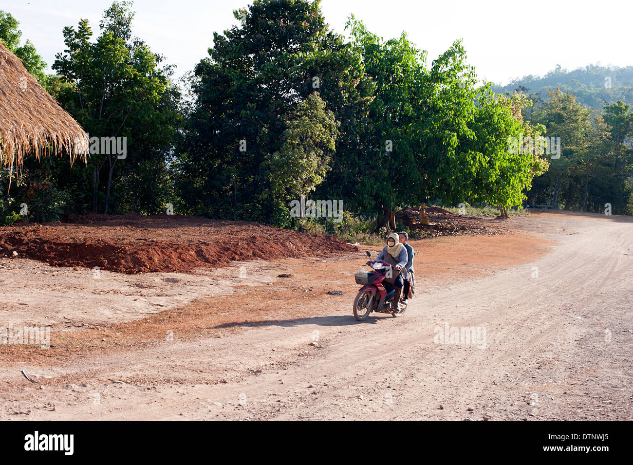 La guida della moto lungo ruvida percorso polveroso in Huay Pakoot, nel nord della Thailandia. Foto Stock