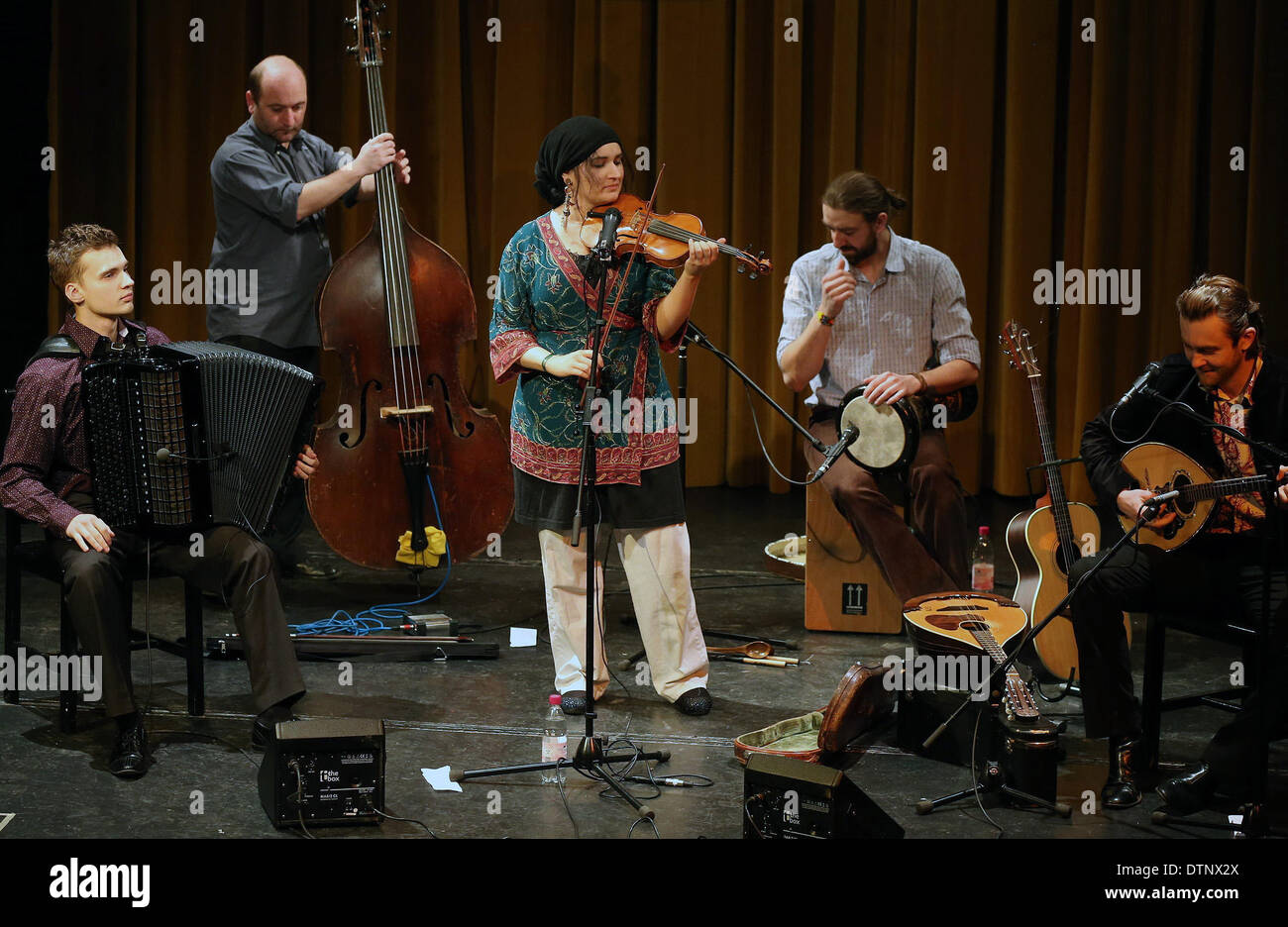 Francoforte, Germania. Il 21 febbraio, 2014. Il cantante Maria Natanson (C) e gli altri membri della band Caci Vorba eseguire nel teatro internazionale di Francoforte, in Germania, nel febbraio 21, 2014. Caci Vorba è un polacco 'Gypsy fusion band", che è specializzata in musica tradizionale da tutta Europa orientale e dai Carpazi ai Balcani. Giocando con gli strumenti tradizionali, la banda di entusiasmare il pubblico con una smart, eclettico mix di musica balcanica. Caci Vorba è attualmente considerata la migliore folk band nel suo paese di origine Polonia. © Luo Huanhuan/Xinhua/Alamy Live News Foto Stock