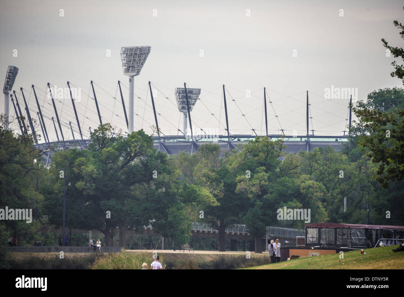 MCG Melbourne Cricket Ground dal fiume Yarra che mostra i giardini e le luci della sala Foto Stock