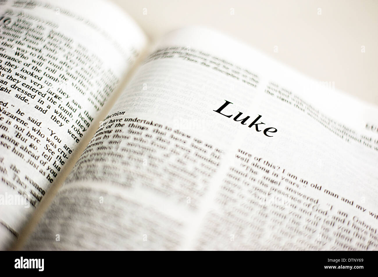 Libro di Luca nella Bibbia Foto stock - Alamy