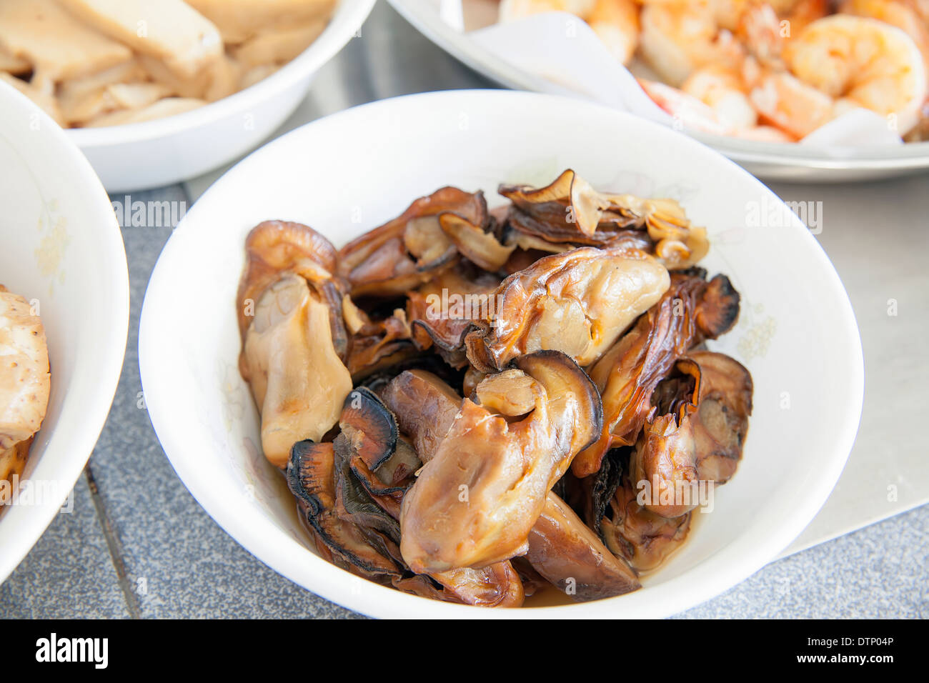 Ostriche affumicato come ingredienti per il Capodanno cinese grande ciotola festa Closeup piatto Foto Stock