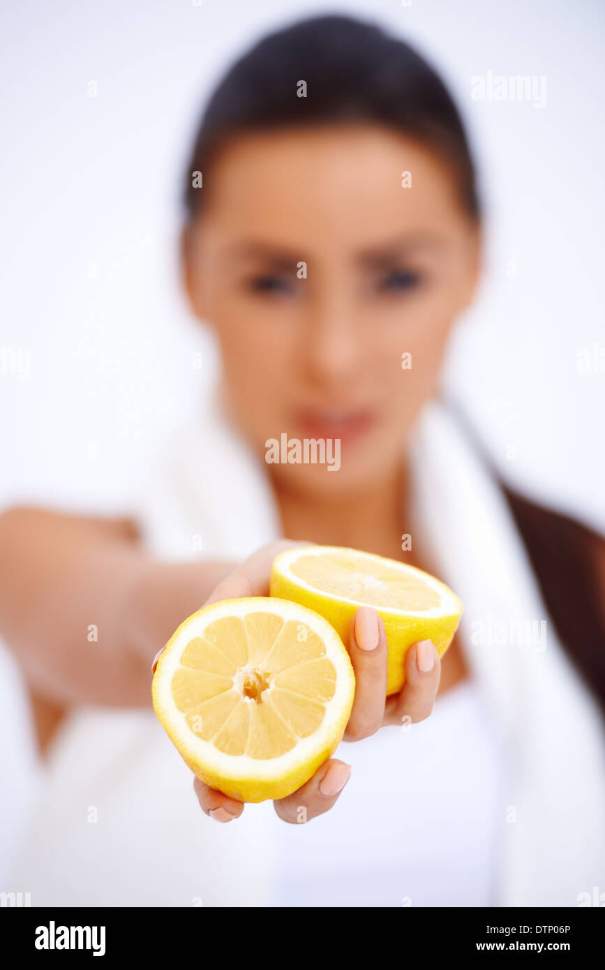 In prossimità di una donna che mostra di limone fresco Foto Stock