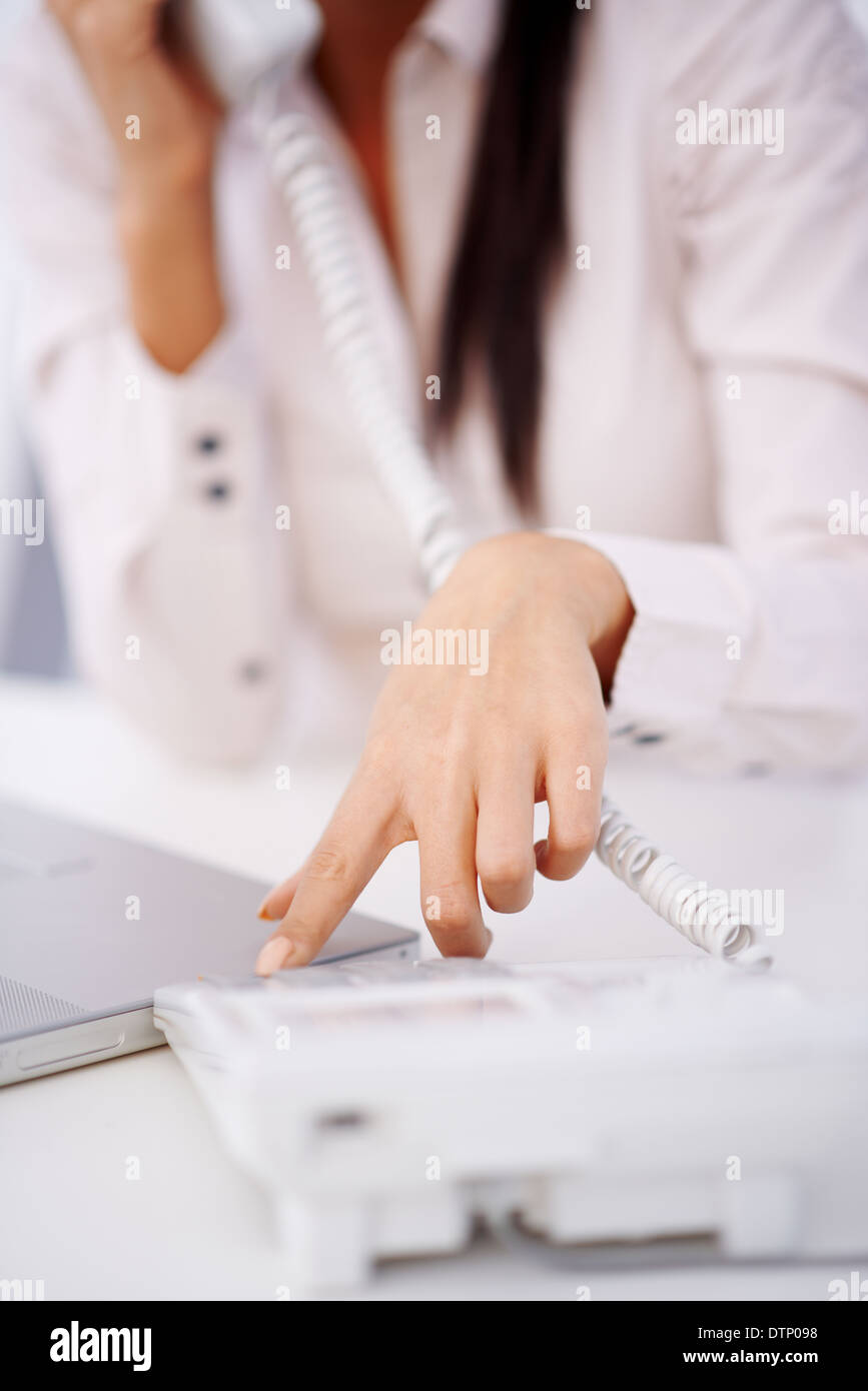 In prossimità di una donna la composizione del numero di telefono Foto Stock