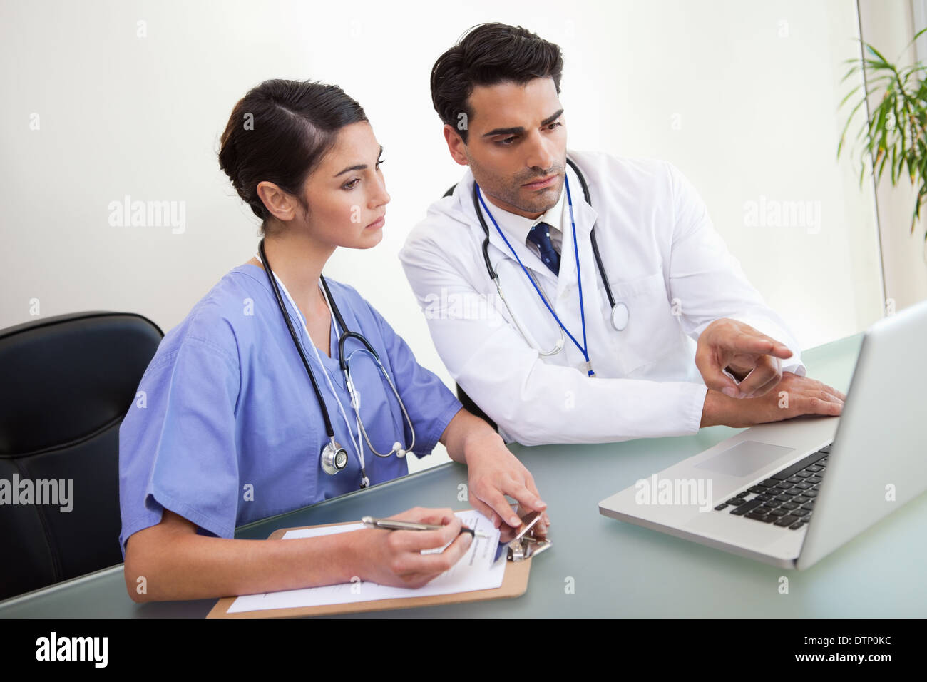 Medici lavorano con un notebook Foto Stock