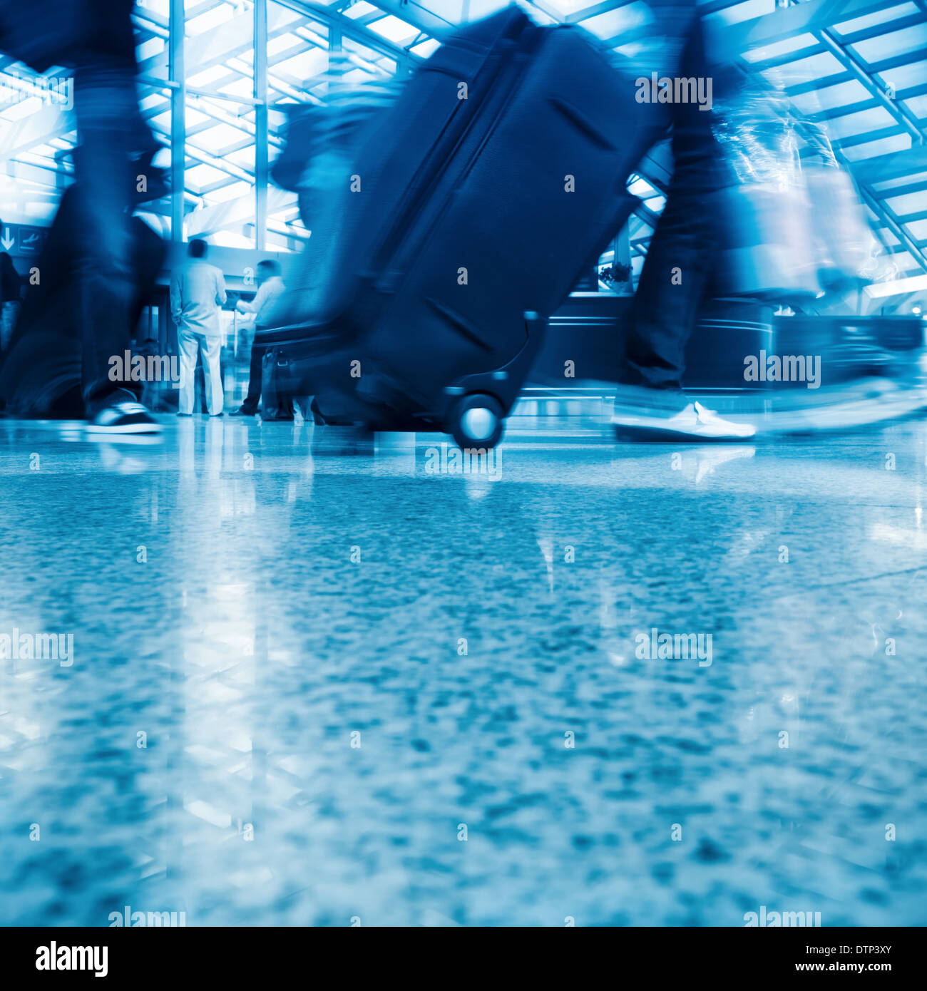 L'aeroporto a piedi passeggero con sfocatura del movimento Foto Stock