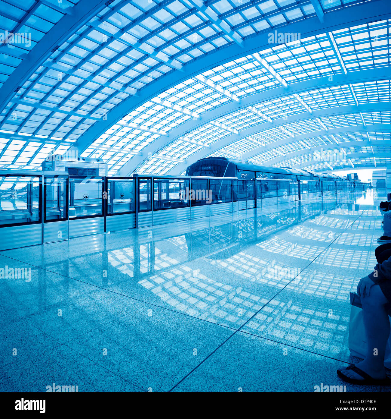 In attesa che il treno Foto Stock