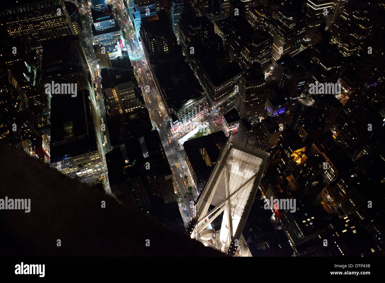 Strade all nite in new york city da sulla parte superiore di un edificio Foto Stock