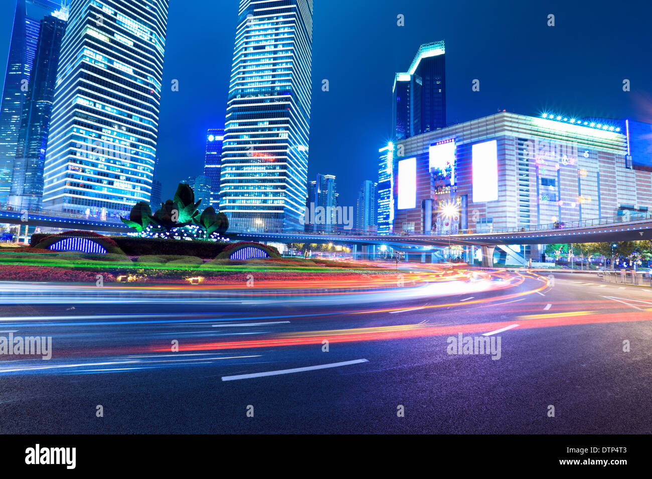 Nel centro cittadino di Shanghai di notte Foto Stock