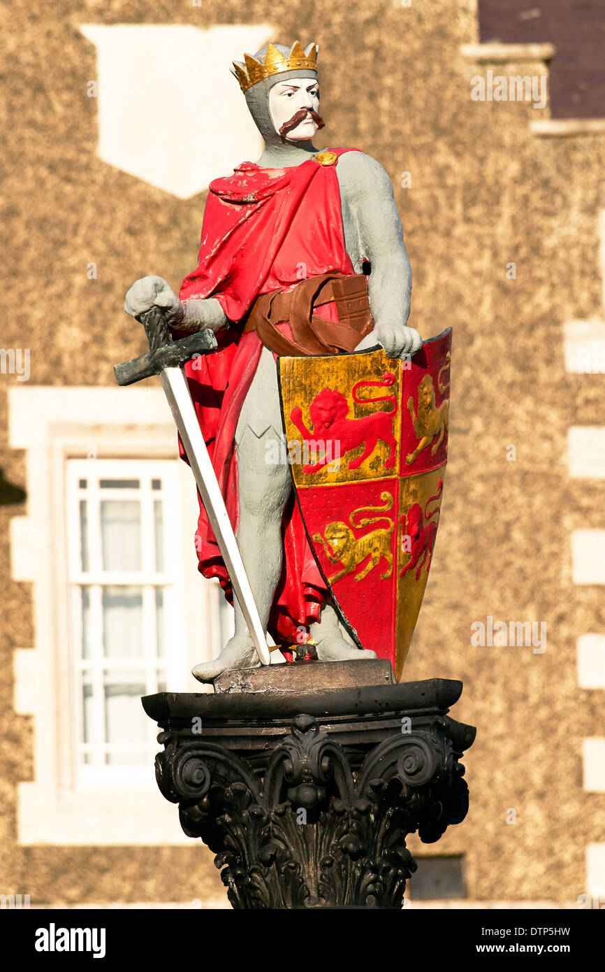 Statua di Llewellyn il grande in Lancaster Square, Conwy, il Galles del Nord. Foto Stock