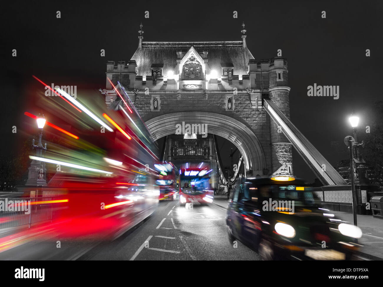 Vista dell'ingresso al Tower Bridge con il tipico traffico di Londra con un mix di colore per effetto Foto Stock