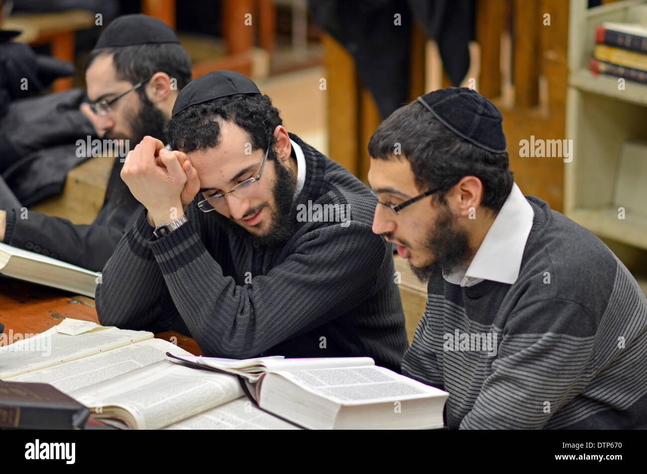 CHAVRUSA. Gli studenti di Lubavitch Hassidic studiano Talmud presso la loro sede e sinagoga al 770 Eastern Parkway di Brooklyn, New York. Foto Stock