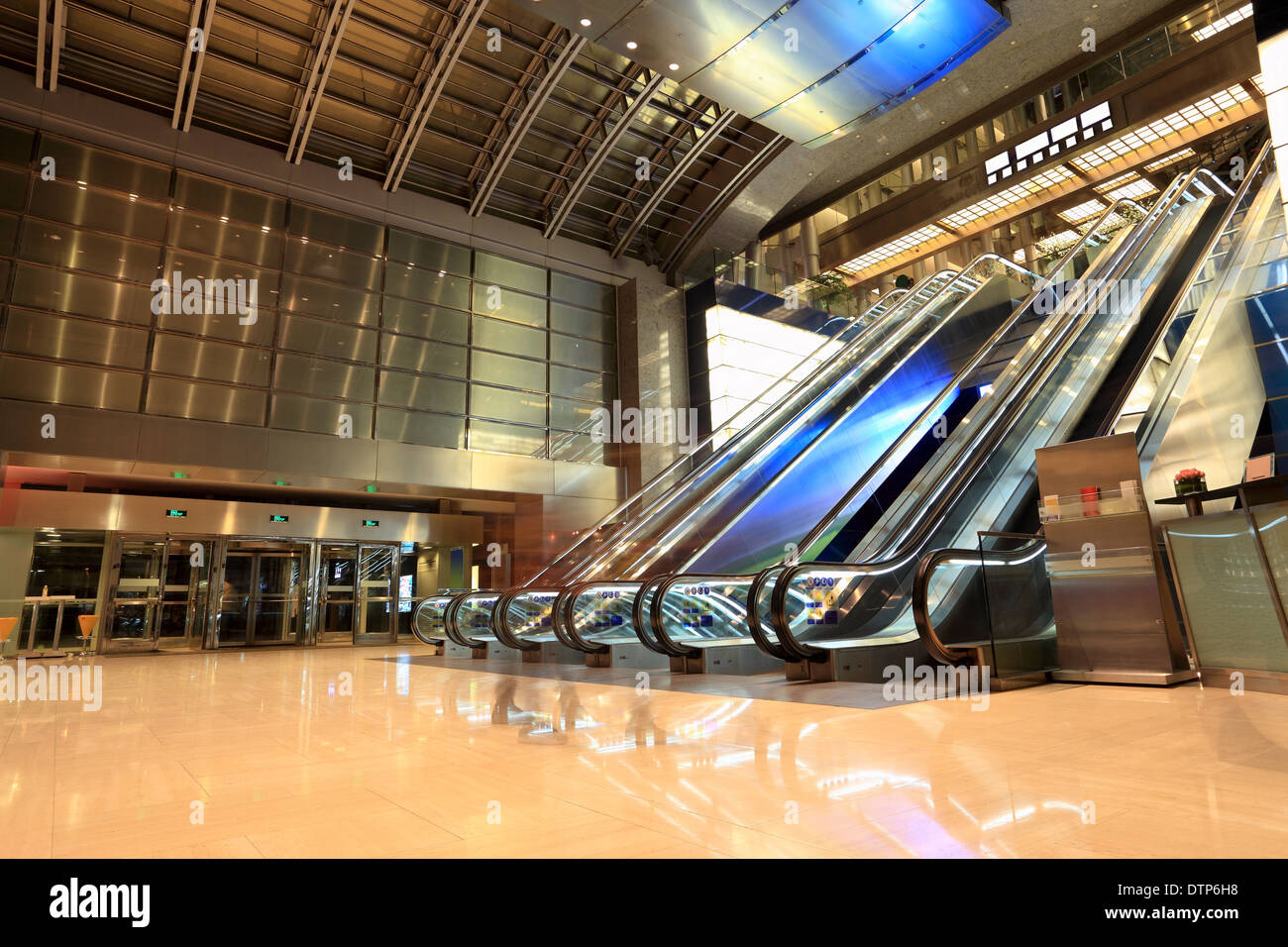 Scale mobili moderni in hall Foto Stock