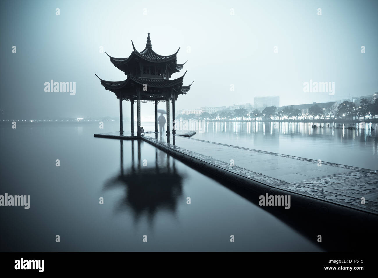 Lago occidentale di Hangzhou di notte Foto Stock