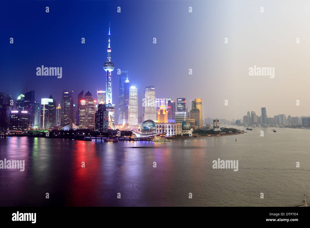 Il giorno e la notte a Shanghai Foto Stock