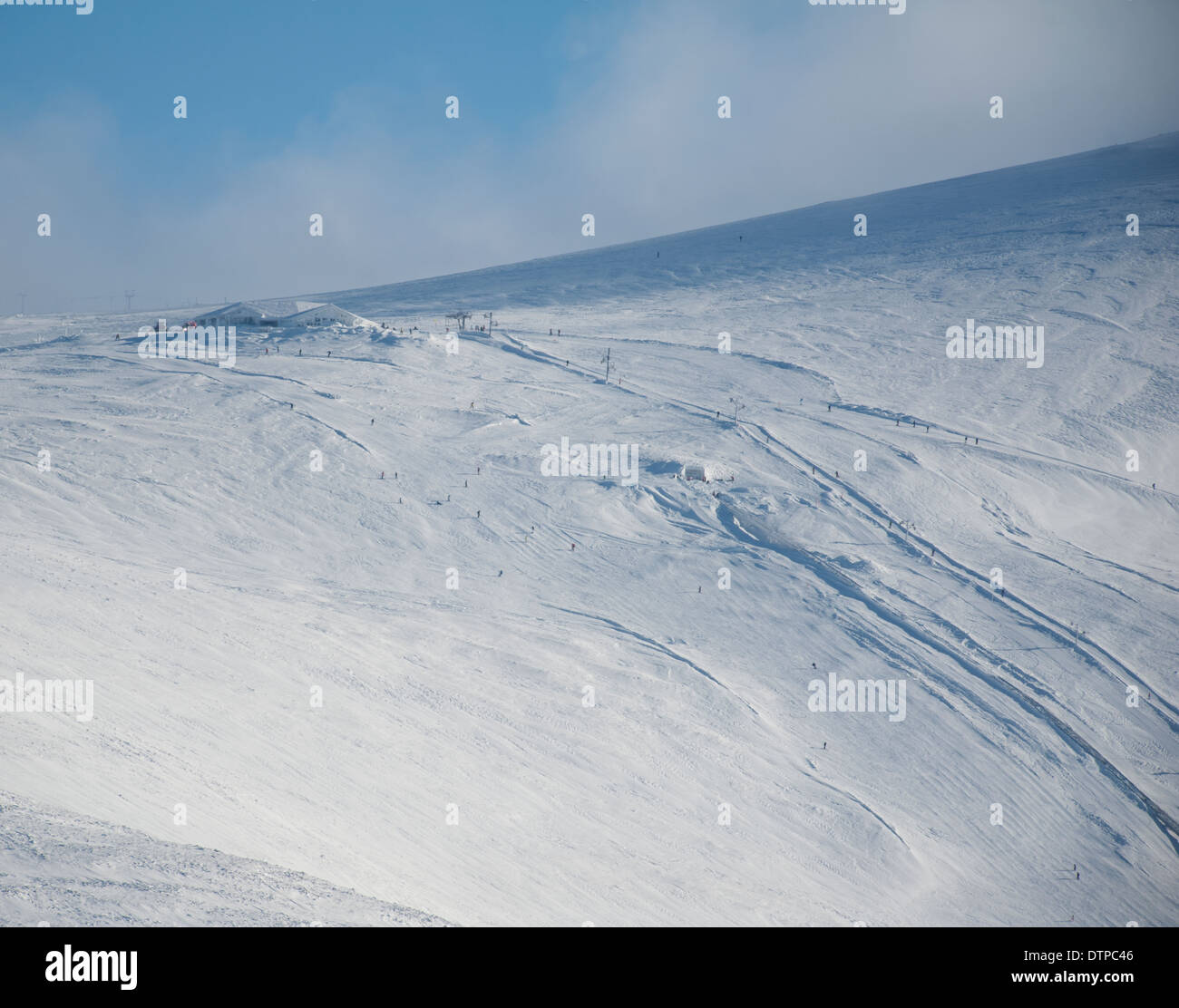La parte superiore del Cairngorm mountain White Lady ski run, pernice bianca Resturant e funicolare a tutti sotto la neve. SCO 9014. Foto Stock