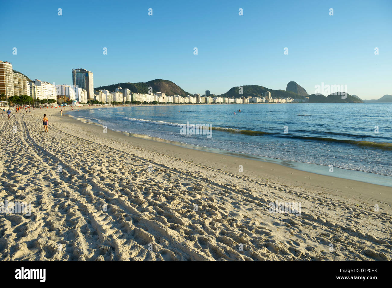 Sunrise tranquilla vista della spiaggia di Copacabana clear mattina Rio de Janeiro in Brasile Foto Stock