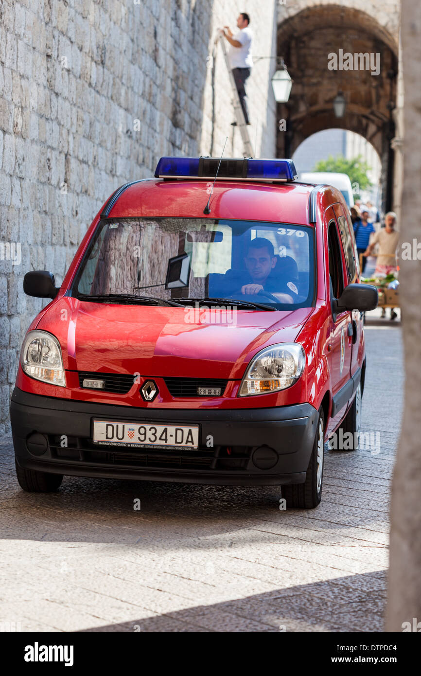 Veicolo di emergenza in strade strette di Dubrovnik Croazia Foto Stock