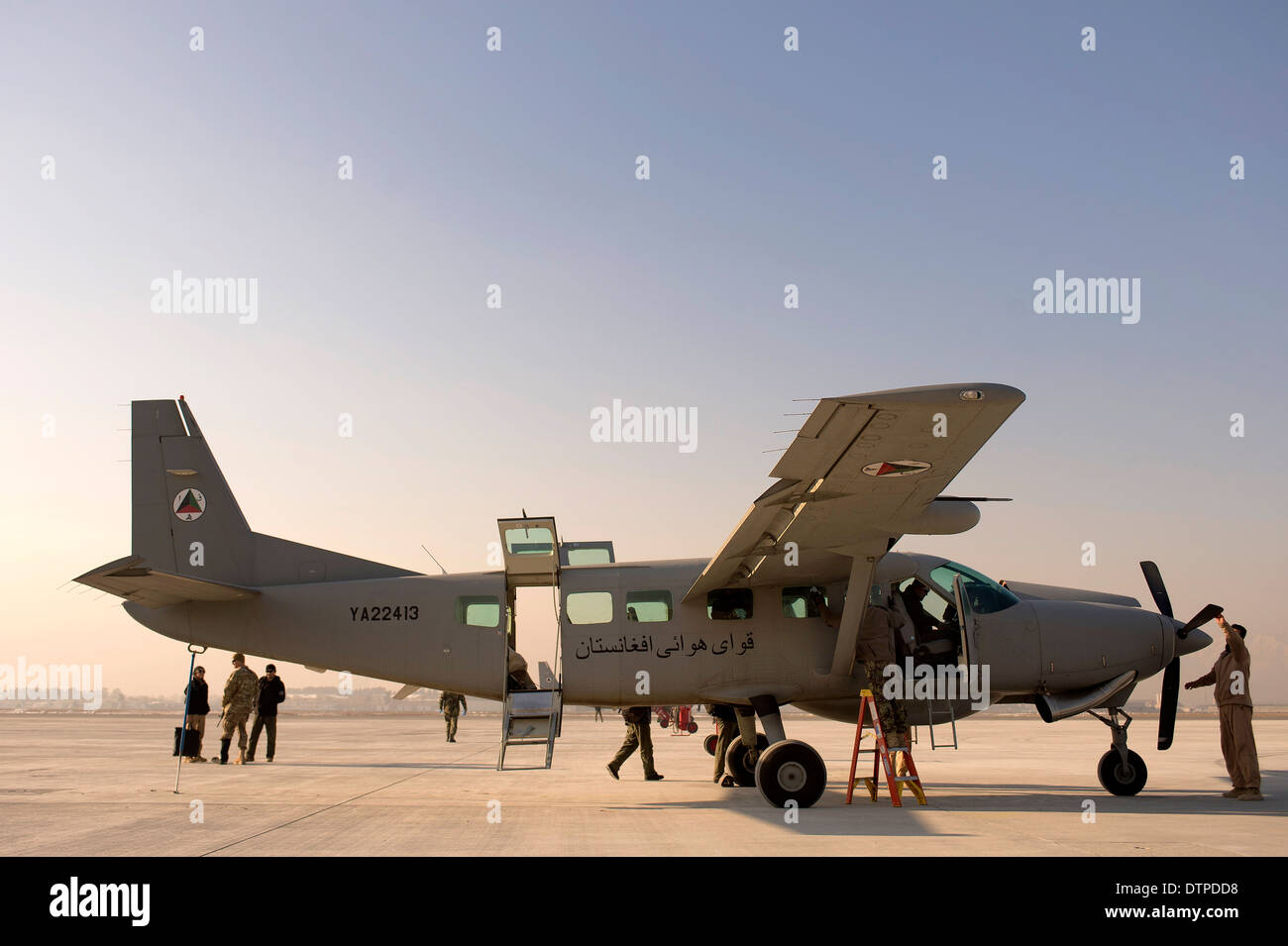 Afghan Air Force aviatori preparare un C-208 Caravan per una missione a Kabul International Airport Febbraio 13, 2014 a Kabul, Afghanistan. Foto Stock