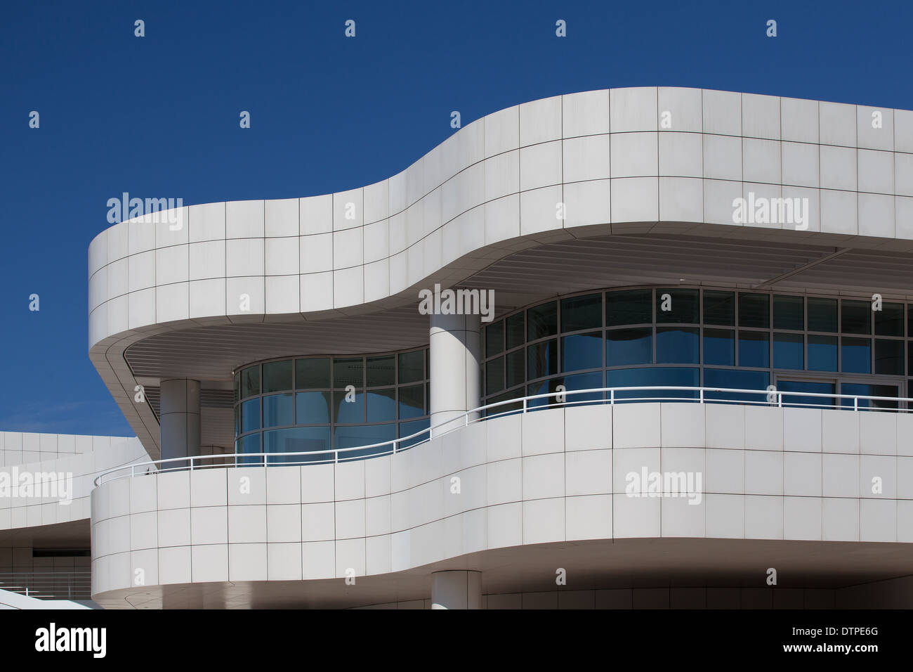 LOS ANGELES, CA - luglio 4, 2011: il Getty Center attira più di 1.3 milioni di visitatori ogni anno alla sua posizione collinare Foto Stock