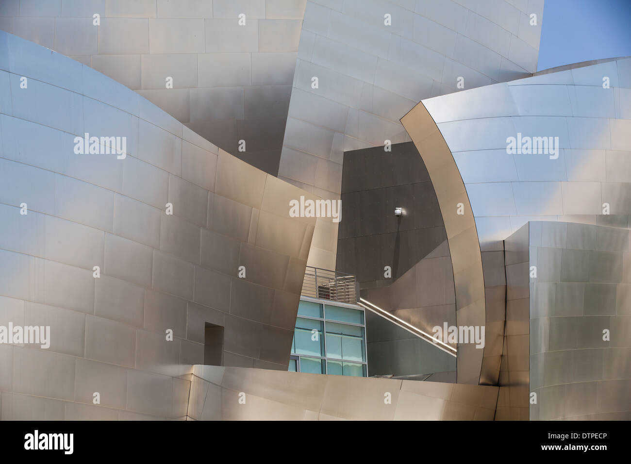 LOS ANGELES - 2 luglio: Walt Disney Concert Hall di Los Angeles, CA il 2 luglio 2011. Questo edificio è stato progettato da Frank Ghery Foto Stock