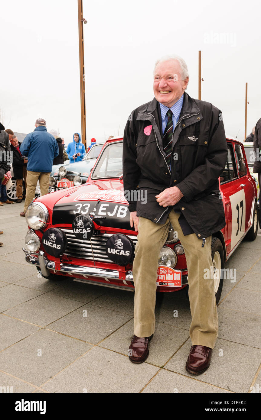 Belfast, Irlanda del Nord. 22 Feb 2014 - Paddy Hopkirk con la sua Mini in cui ha vinto il 1964 Rally di Monte Carlo, in occasione del cinquantesimo anniversario Mini di Gala in suo onore. Credito: Stephen Barnes/Alamy Live News Foto Stock