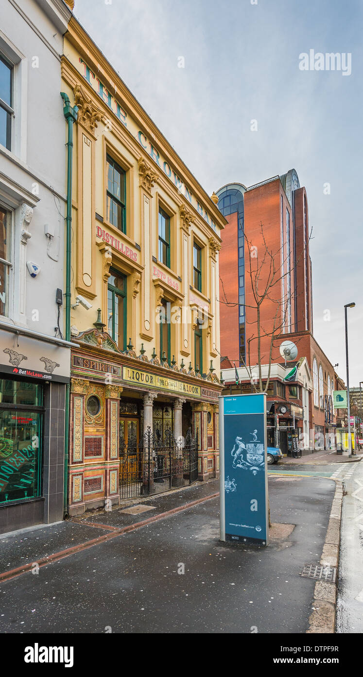 Il Crown Liquor Saloon è una casa pubblica a Belfast, Irlanda del Nord, situato in Great Victoria Street. Atmosferica meraviglioso Foto Stock