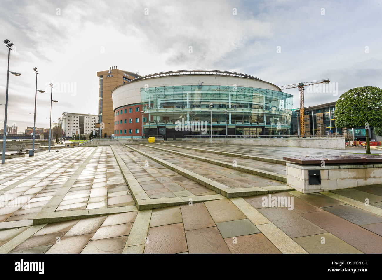 Il Waterfront Hall è una installazione polivalente, a Belfast, Irlanda del Nord, progettato da architetti locali' impresa. Foto Stock