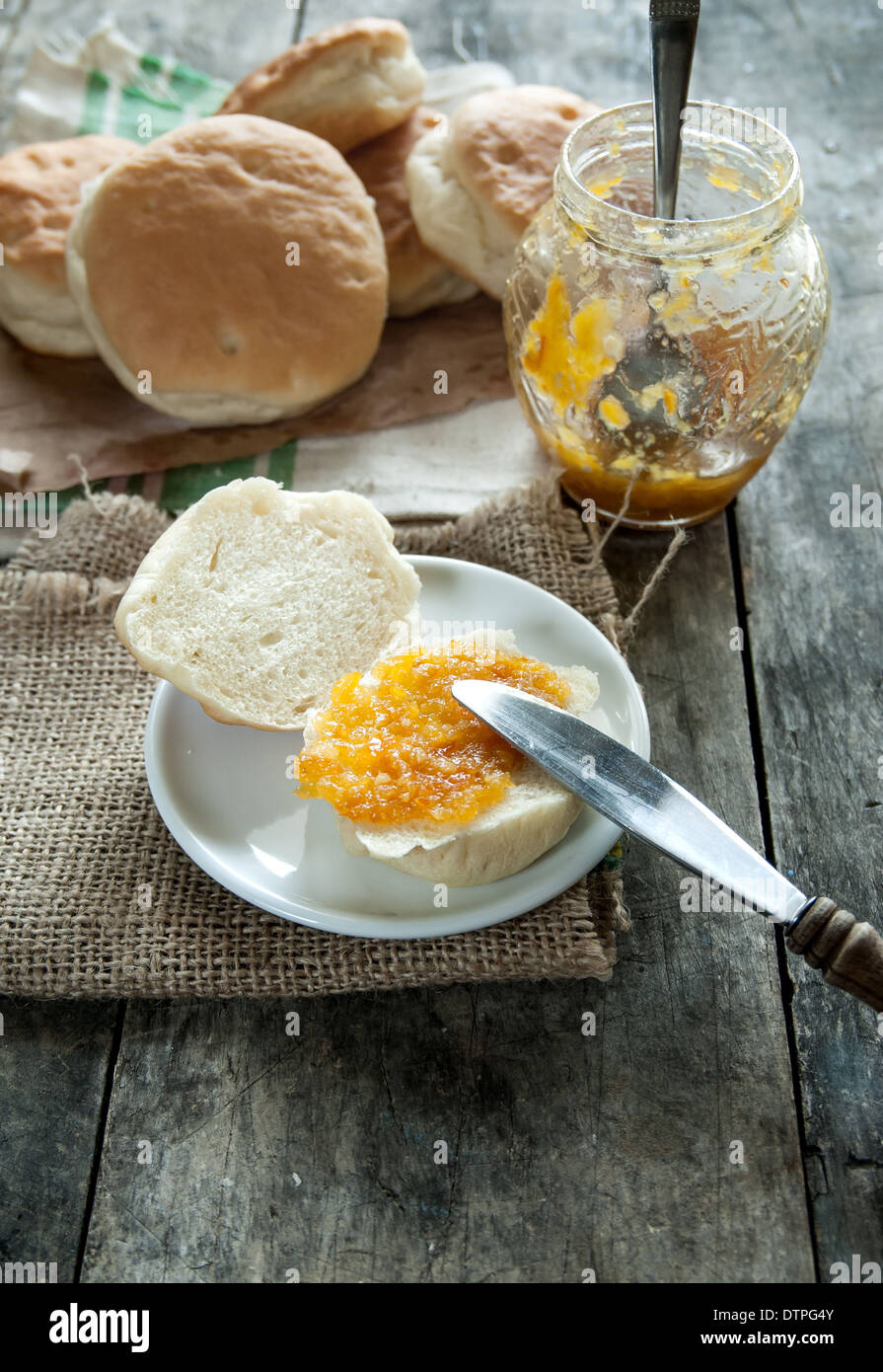 Close up foto di marmellata sul pane, luce naturale Foto Stock