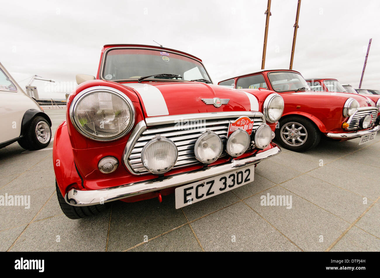 Un rosso Austin Mini con faretti Foto stock - Alamy