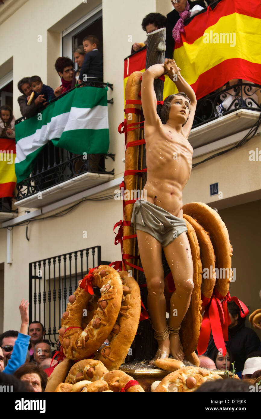 Una statua di San Sebastiano portata attraverso le strade al Fiesta del Pan (Festival del santo pane) in balsicas, Spagna. Foto Stock