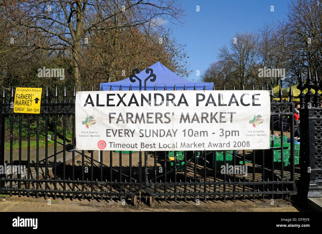 Alexandra Palace Mercato di Agricoltori banner sul gate, London Borough of Haringey, England Regno Unito Foto Stock