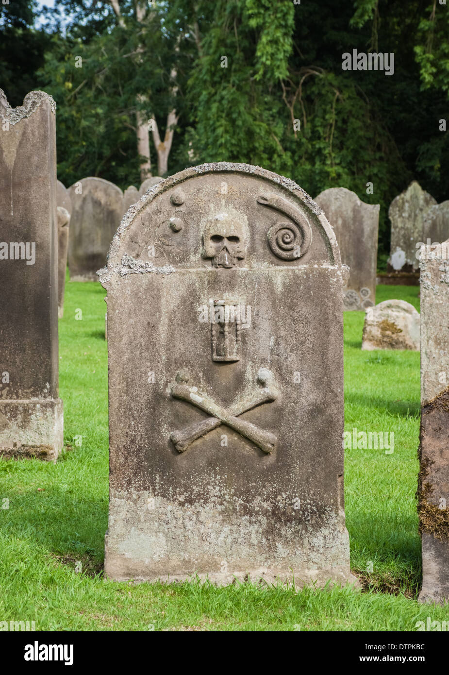 Vecchia pietra tomba in un cimitero in inglese Foto Stock