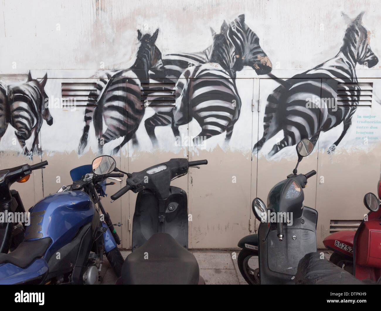 Un graffito sulla parete di un alloggiamento residenziale di blocco a Barcellona, Spagna, mostra una mandria di zebre di sfuggire verso la libertà Foto Stock