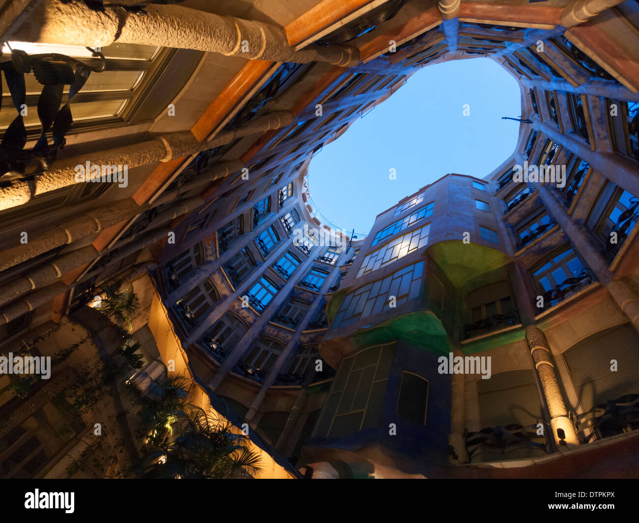 Cortile di Antonio Gaudi edificio modernista Casa Mila / 'La Pedrera' a Barcellona, Spagna. Foto Stock