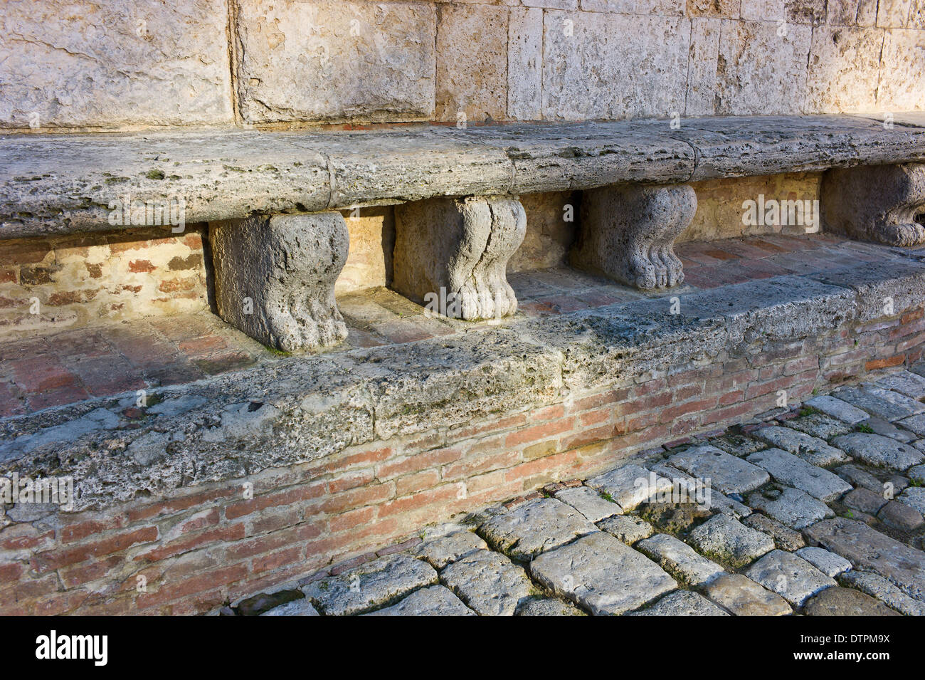 Banco di pietra di fronte al Palazzo Contucci in Piazza Grande a Montepulciano, Toscana, Italia Foto Stock