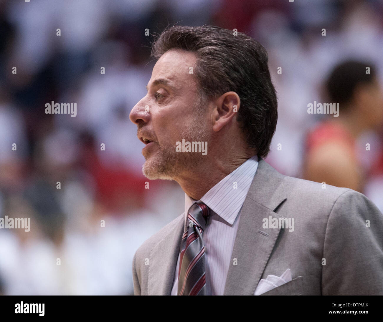 Cincinnati, OH, Stati Uniti d'America. Il 22 febbraio, 2014. Louisville Cardinali head coach Rick Pitino durante una NCAA pallacanestro tra i cardinali di Louisville e Cincinnati Bearcats al quinto terzo Arena. © csm/Alamy Live News Foto Stock