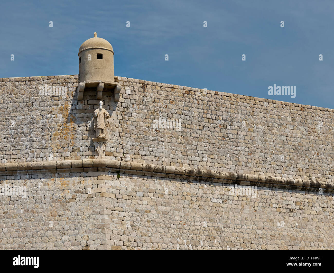 Casa di guardia e patrono sulla parete di Dubrovnik shot dal mare Foto Stock