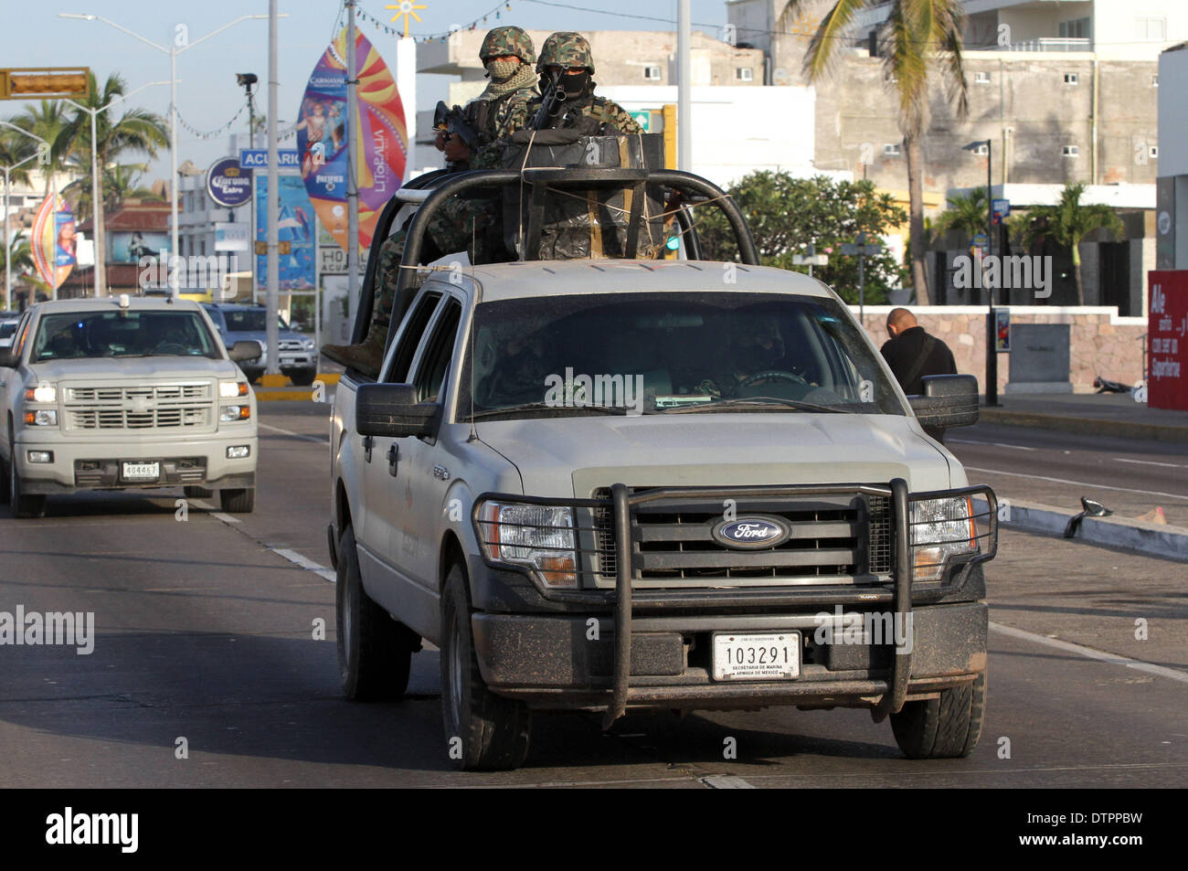 Sinaloa, Messico. Il 22 febbraio, 2014. Soldati della marina militare messicano di guardia a strada di Mazatlan, Sinaloa, Messico, il 22 febbraio, 2014. La testa del Messico di Sinaloa cartello Joaquin Guzman Loera, alias come " El Chapo Guzman' chi è considerato dagli Stati Uniti come uno dei più potenti signori della droga nel mondo, è stata catturata dal messicano e le autorità statunitensi in territorio messicano, secondo la stampa locale. © Juan Perez/Xinhua/Alamy Live News Foto Stock