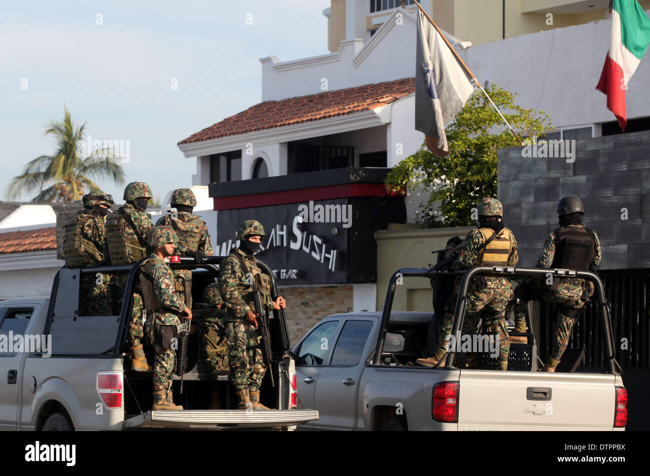 Sinaloa, Messico. Il 22 febbraio, 2014. Soldati della marina militare messicano di guardia a strada di Mazatlan, Sinaloa, Messico, il 22 febbraio, 2014. La testa del Messico di Sinaloa cartello Joaquin Guzman Loera, alias come " El Chapo Guzman' chi è considerato dagli Stati Uniti come uno dei più potenti signori della droga nel mondo, è stata catturata dal messicano e le autorità statunitensi in territorio messicano, secondo la stampa locale. © Juan Perez/Xinhua/Alamy Live News Foto Stock