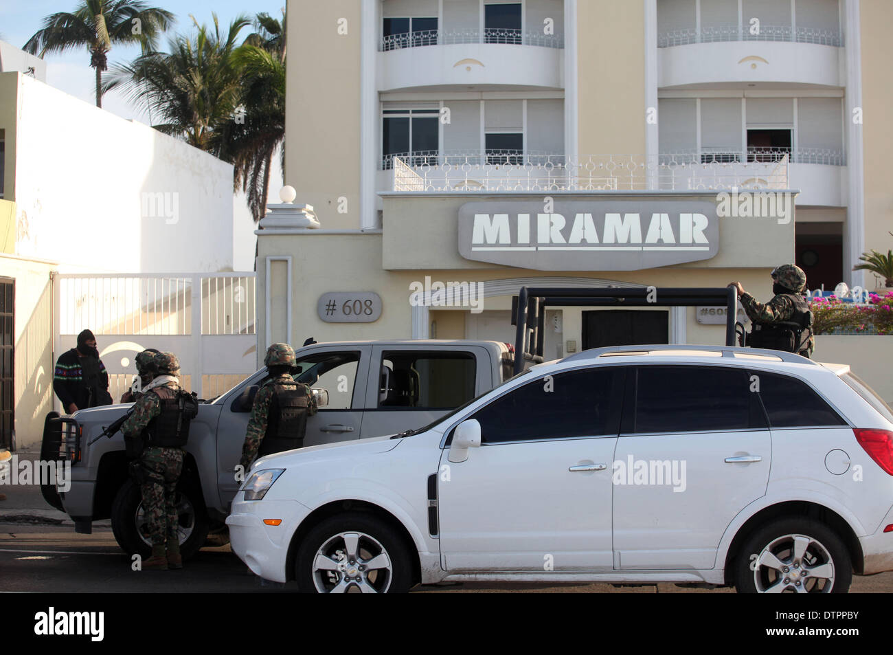 Sinaloa, Messico. Il 22 febbraio, 2014. Soldati della marina militare messicano guardia in una strada di Mazatlan, Sinaloa, Messico, il 22 febbraio, 2014. La testa del Messico di Sinaloa cartello Joaquin Guzman Loera, alias come " El Chapo Guzman' chi è considerato dagli Stati Uniti come uno dei più potenti signori della droga nel mondo, è stata catturata dal messicano e le autorità statunitensi in territorio messicano, secondo la stampa locale. © Juan Perez/Xinhua/Alamy Live News Foto Stock