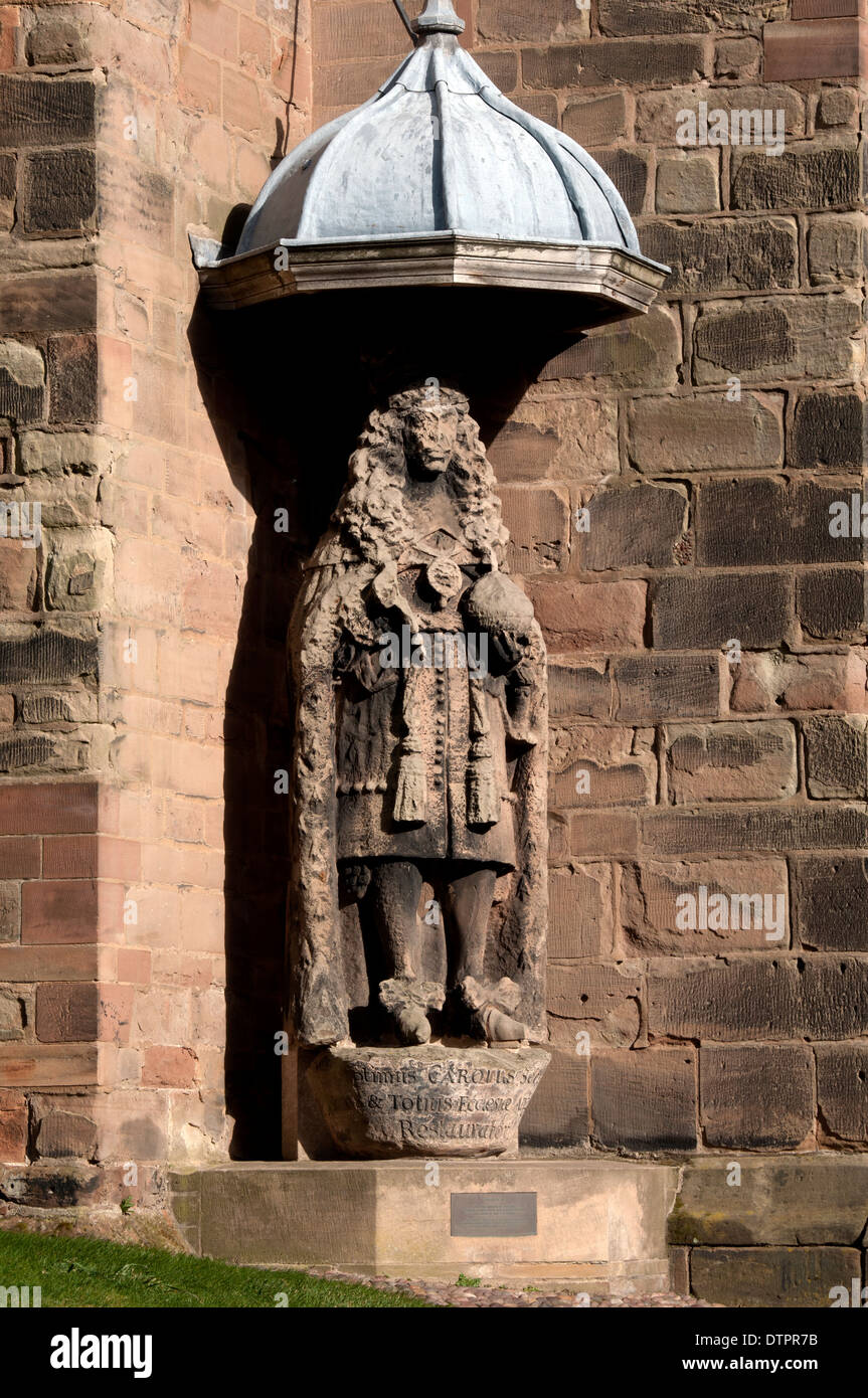 Il re Carlo II statua sul lato sud di Lichfield Cathedral, Staffordshire, England, Regno Unito Foto Stock