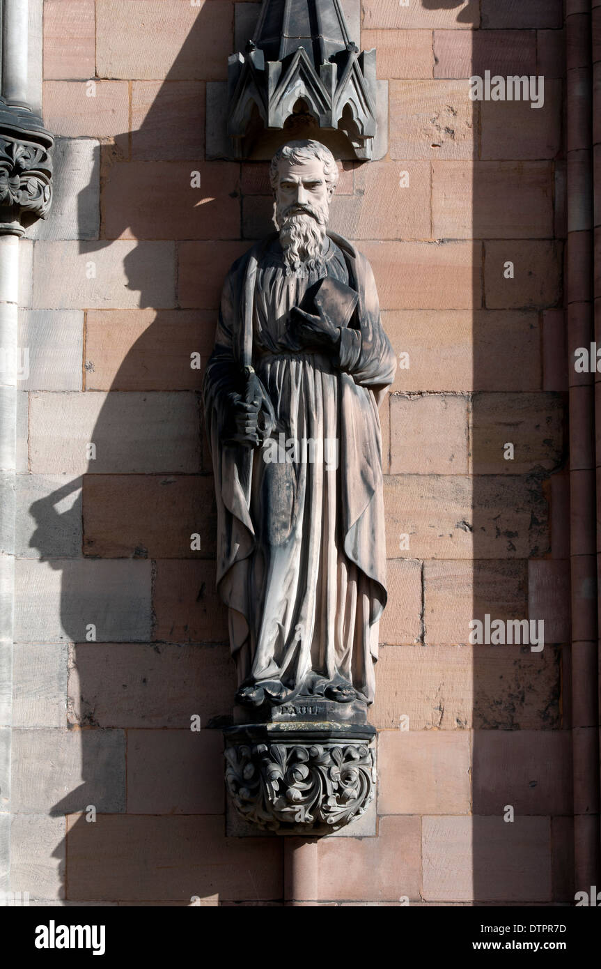 San Paolo statua sul lato sud di Lichfield Cathedral, Staffordshire, England, Regno Unito Foto Stock